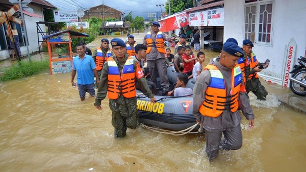 Personel Brimob Polda Sumbar bantu evakuasi warga saat banjir di Padang.